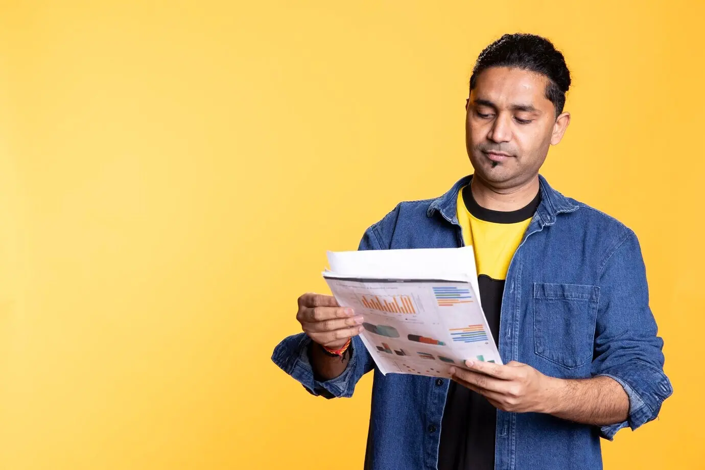 Comptable indien réalisant une analyse des bénéfices pour l’entreprise et parcourant des fichiers.