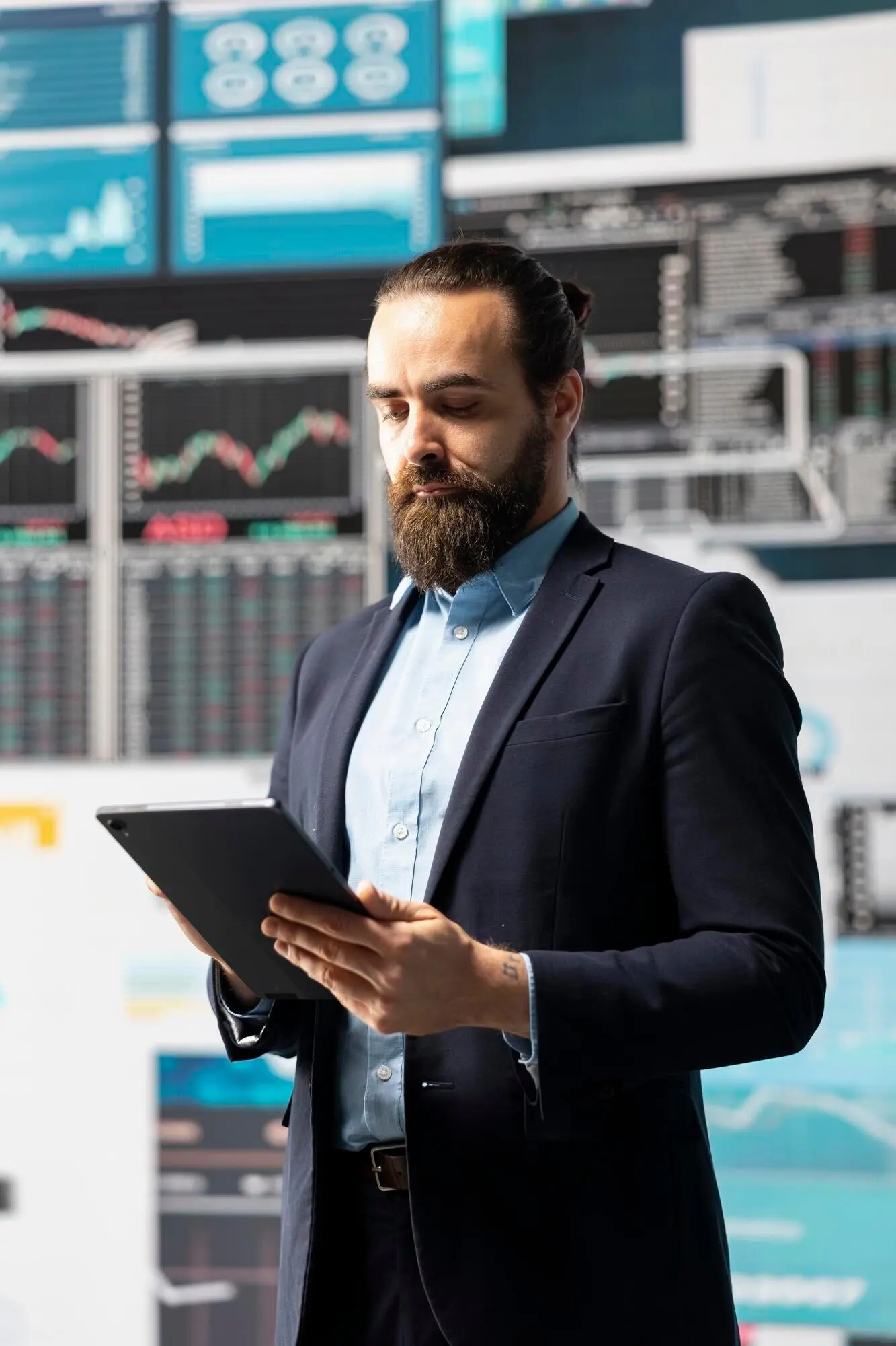 Un homme d’affaires moderne utilise des graphiques numériques et des analyses pour améliorer les modèles financiers.