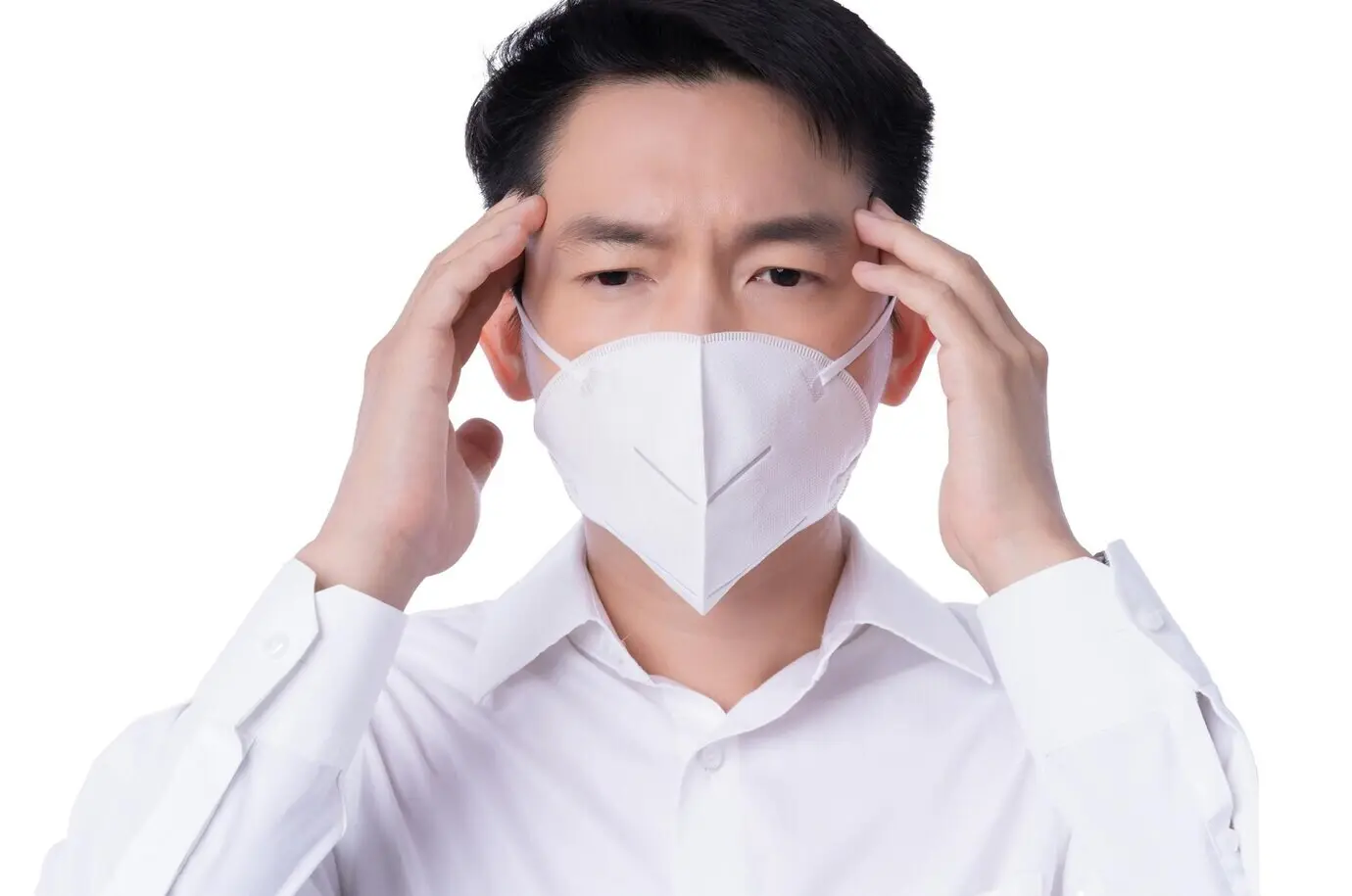 Gros plan sur un jeune homme d’affaires asiatique portant un masque anti-pollution, dont le geste exprime un malaise et une mauvaise santé liés aux conditions météorologiques et au problème de pollution de l’air urbain (PM2,5).