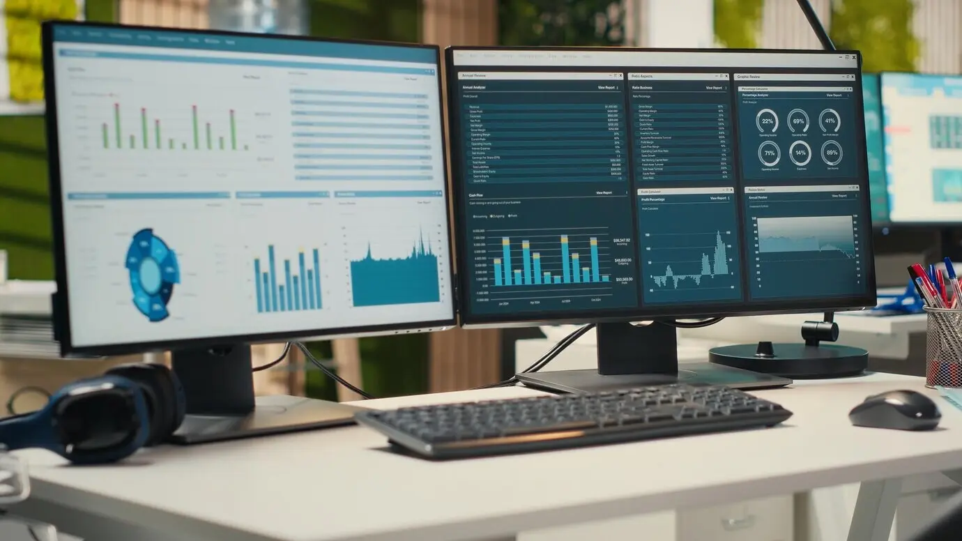 Bureau professionnel vide, équipé de technologies de pointe et de deux moniteurs, utilisé pour le développement commercial.